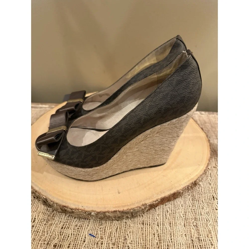 Michael Kors MEG MK 8.5 Brown Logo‎ Signature Peep Toe Bow Espadrille's Wedges